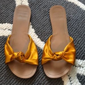 ‼️Sateen knot, mustard colored sandals‼️